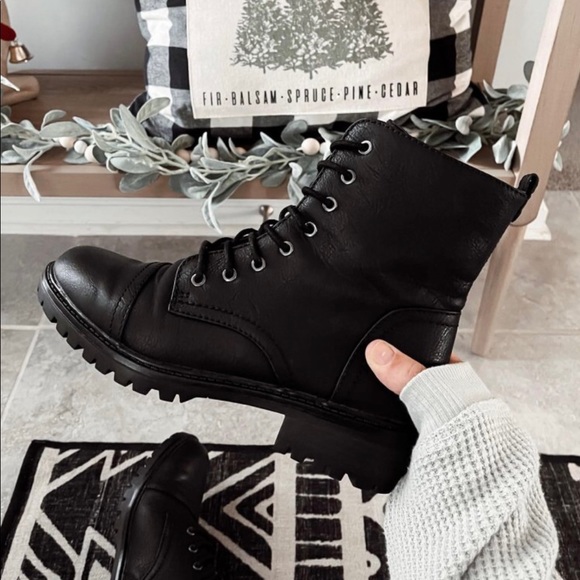 Universal Thread Shoes - Woman’s kamryn lace up combat boots• size 5.5 • NWOT!! ✨